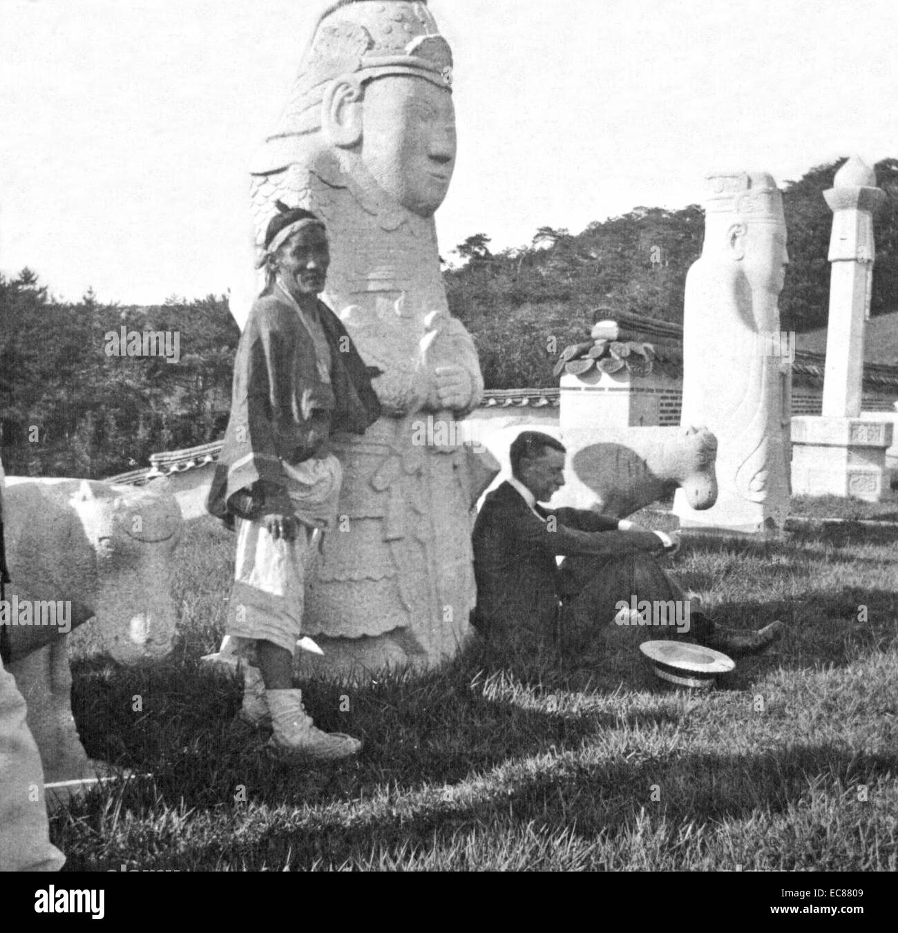 Photographie d'un voyageur de l'Ouest avec un ouvrier coréen, le repos par des statues à la dynastie Yi tombes du roi. Datée 1905 Banque D'Images