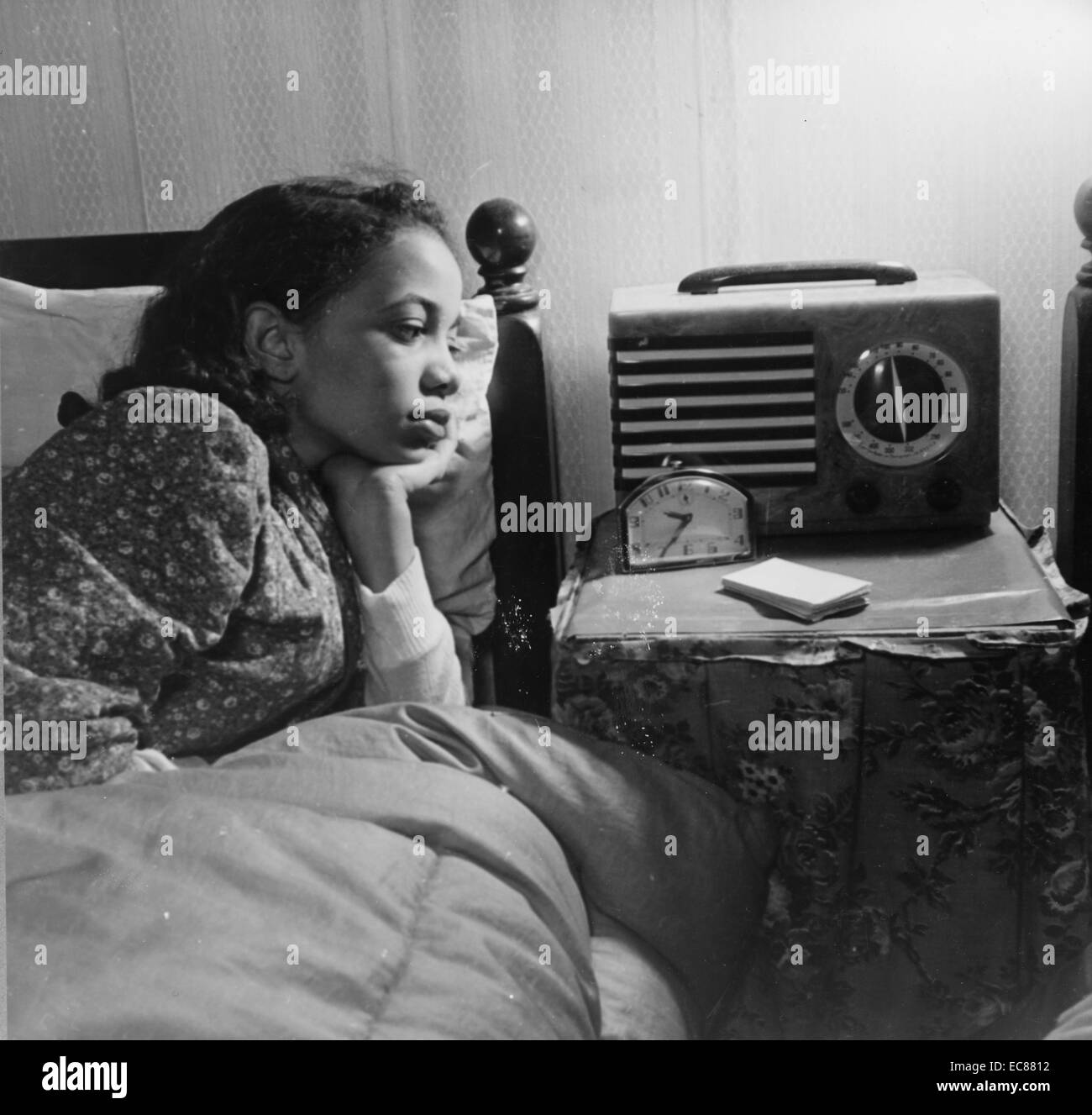 Photographie d'une femme afro-américaine à écouter la radio pendant la  Seconde Guerre mondiale. Datée 1943 Photo Stock - Alamy