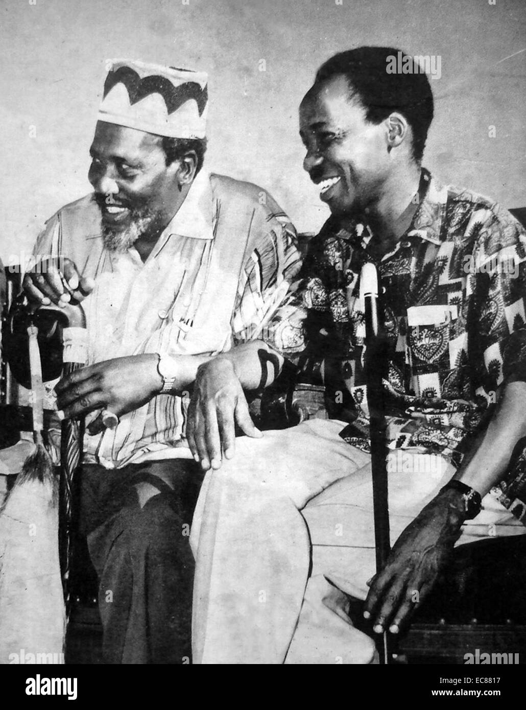 Photographie du Président du Kenya, Jomo Kenyatta (1892-1978) avec Julius Kambarage Nyerere (1922-1999) chef de la Tanzanie. Datée 1966 Banque D'Images