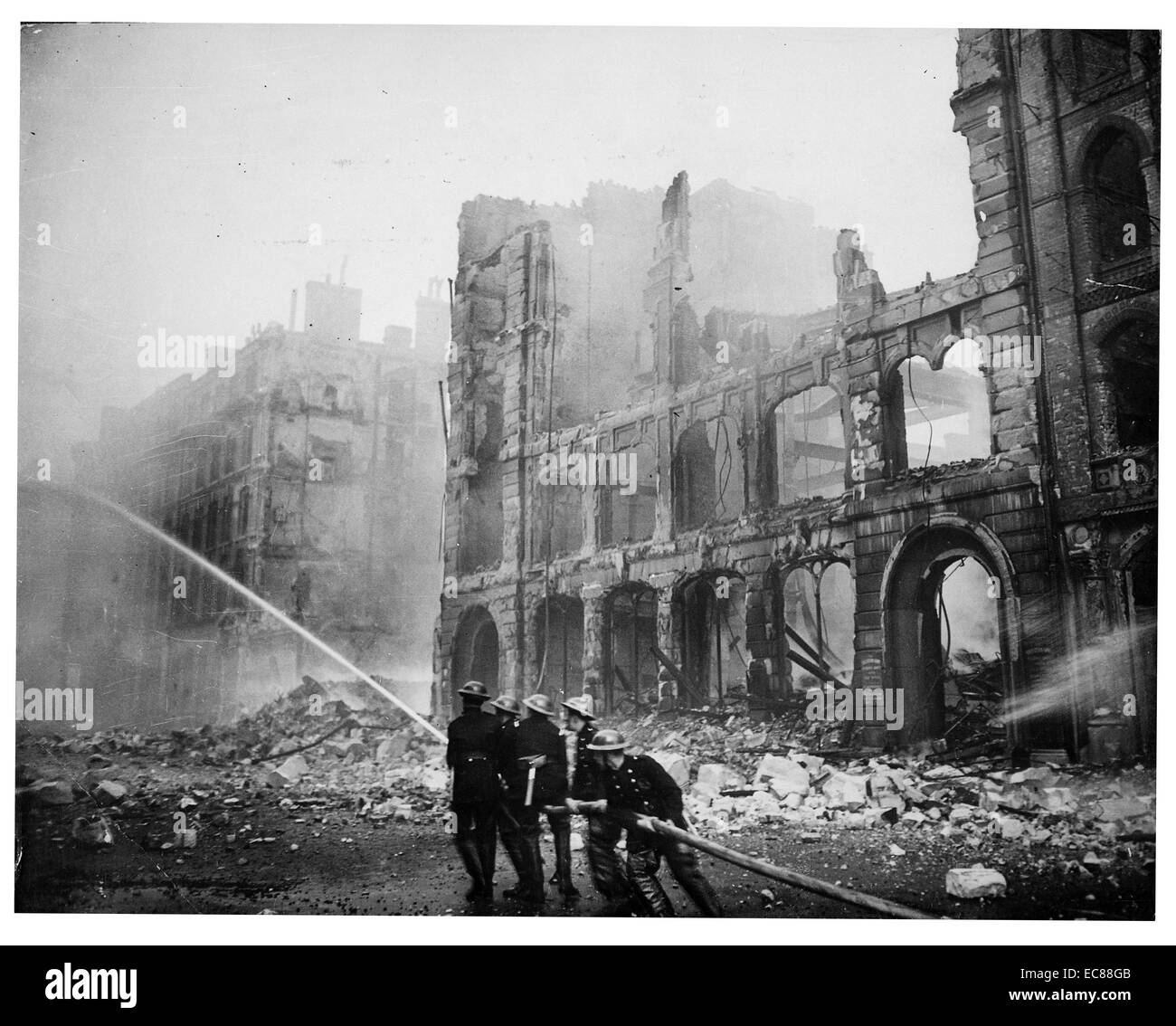 Photographie des pompiers lutter contre les flammes pendant les attentats de Londres (Blitz). Datée 1941 Banque D'Images