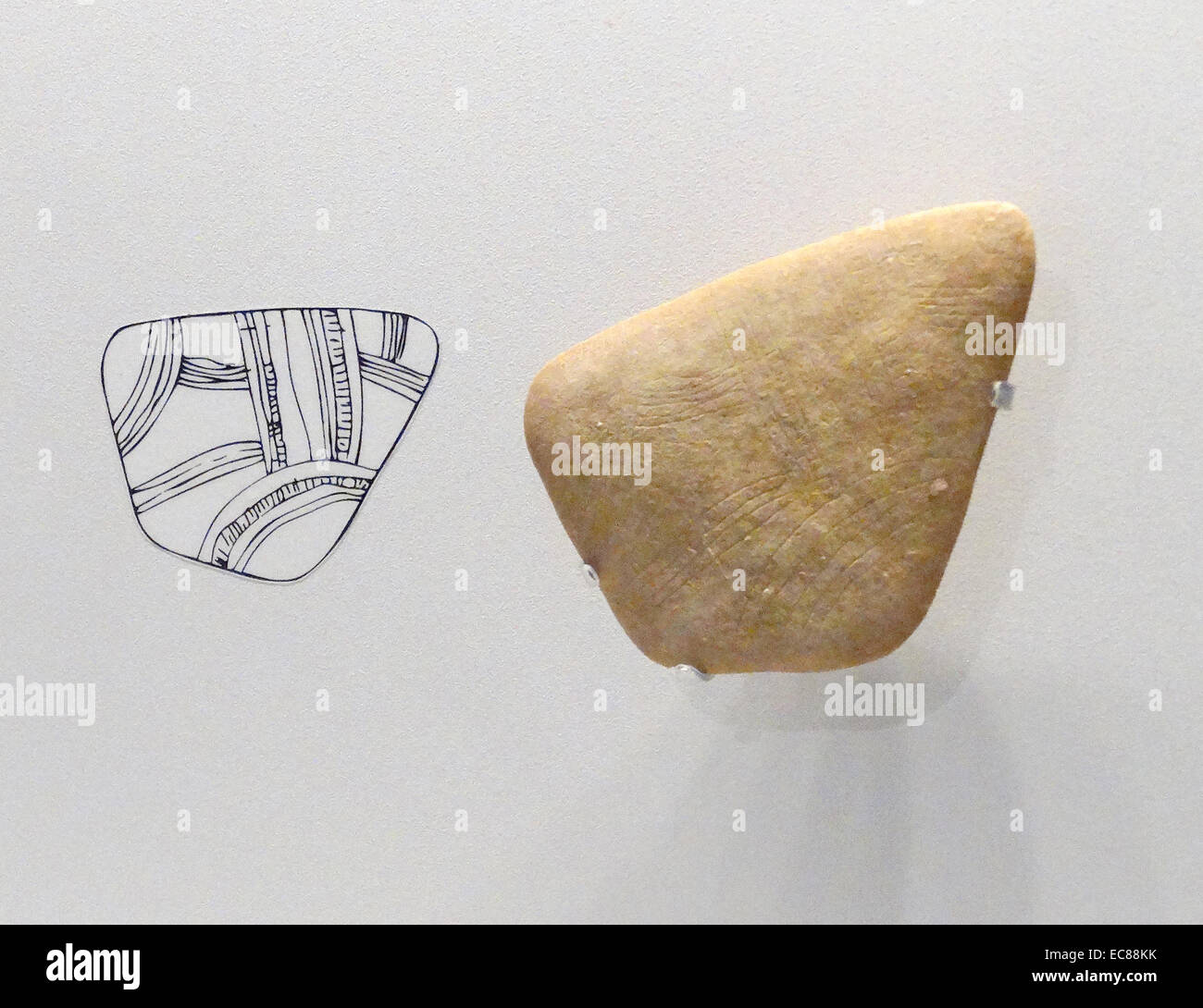 Galets de calcaire décoré de motifs abstraits. À partir de l'Kebaran la culture. En date du 18 500 ans Banque D'Images