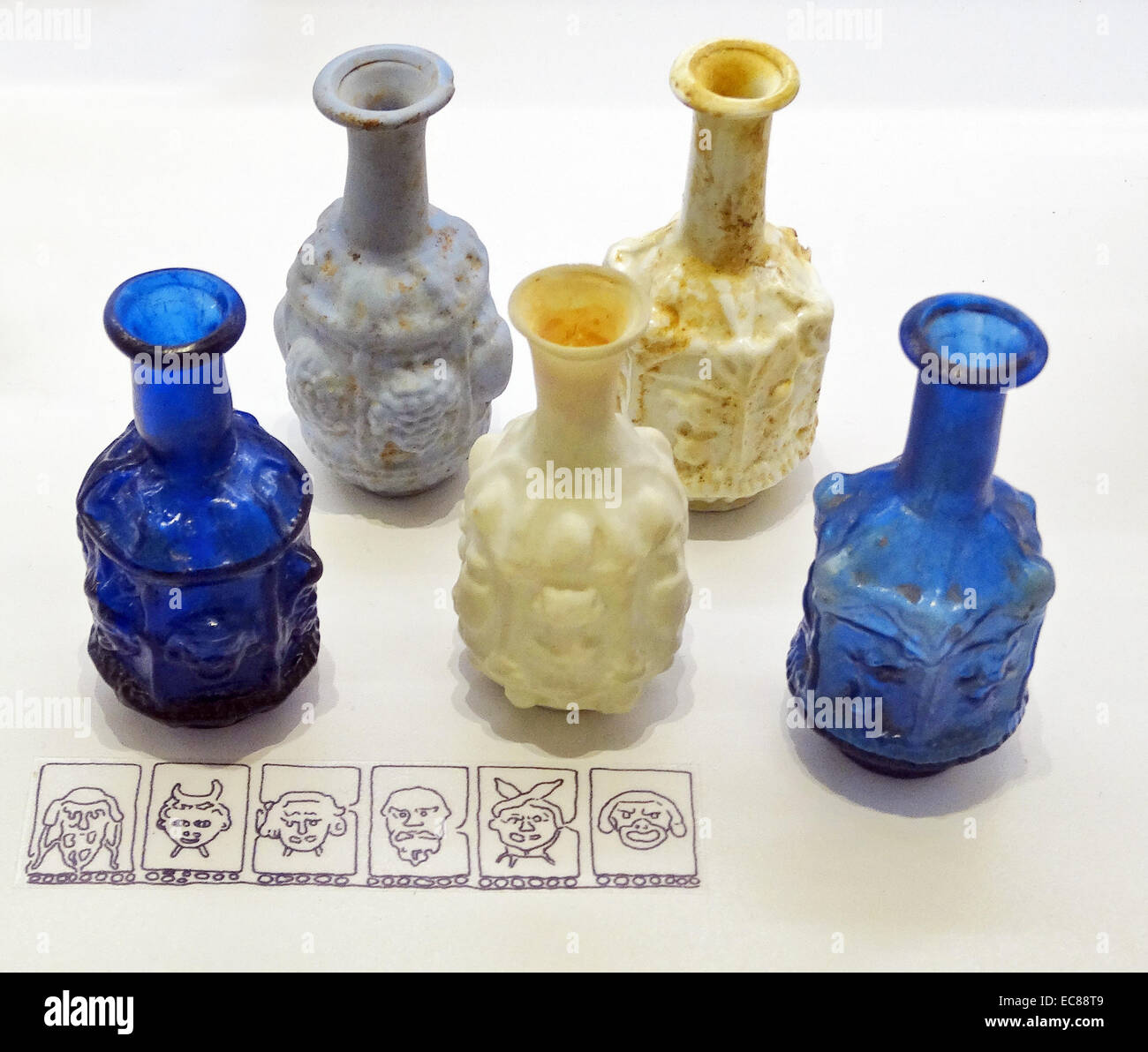 Bouteilles avec des motifs de fruits, amphores, d'oiseaux et les masques de Dionysos. Trouvé sur la côte phénicienne, du 1er siècle. Banque D'Images