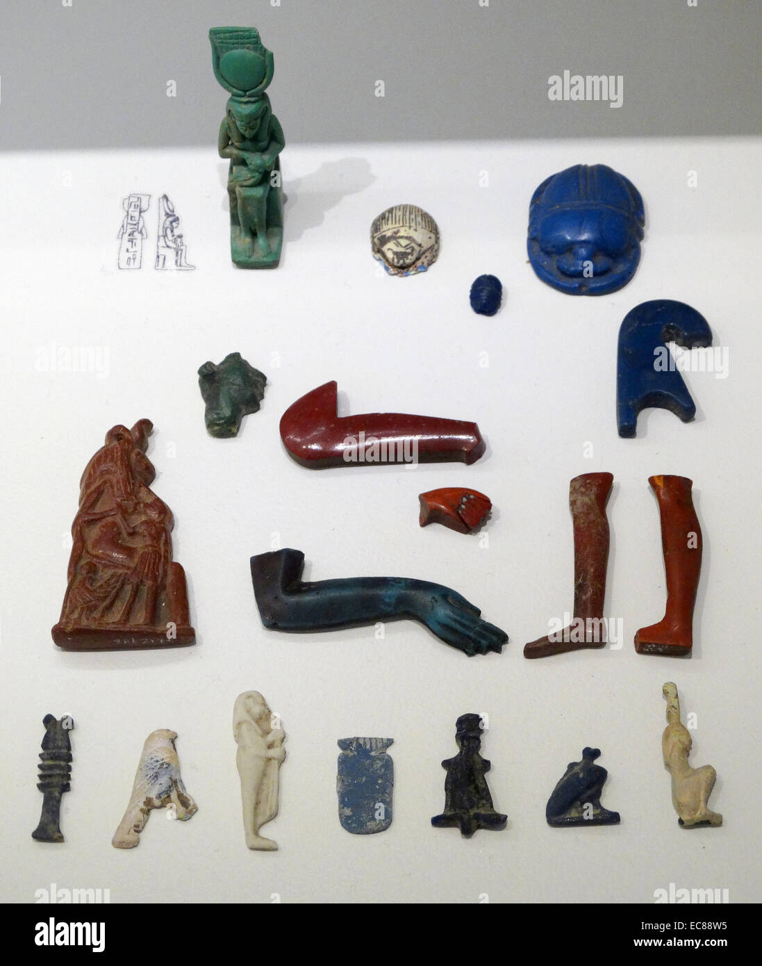 Sélection des amulettes et des scarabées qui décrit une sélection de dieux égyptiens aux côtés de leurs attributs. À partir de l'Égypte, 4e-1e siècle. Banque D'Images