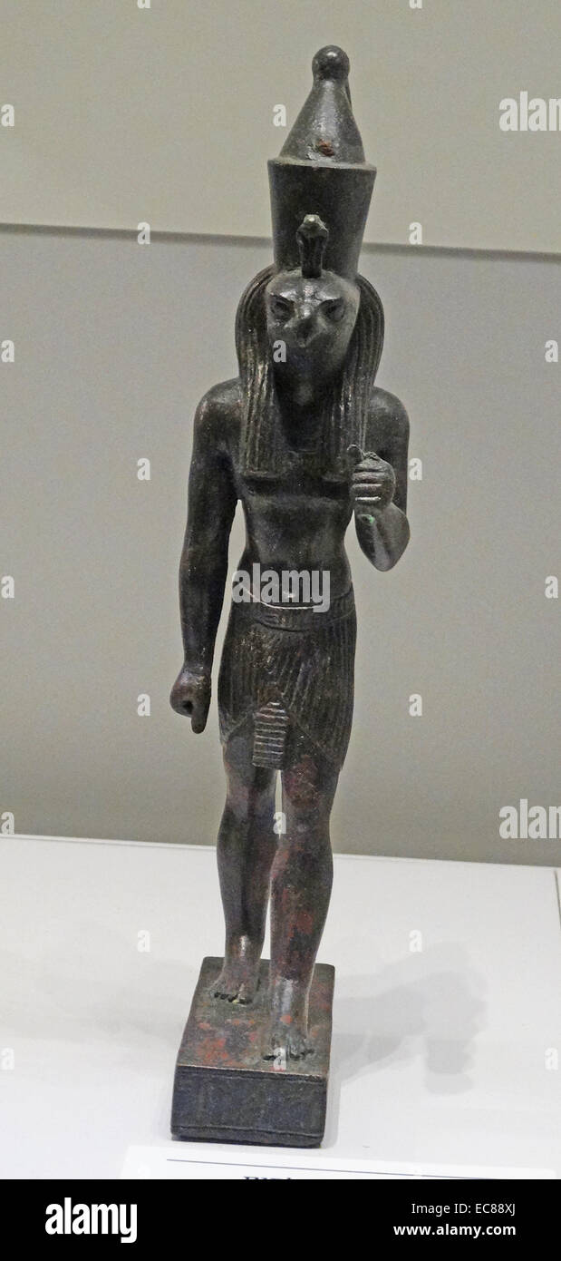 La statuette d'Horus, représentation divine du pharaon, portant la double couronne. À partir de la 5ème-4ème siècle. Banque D'Images
