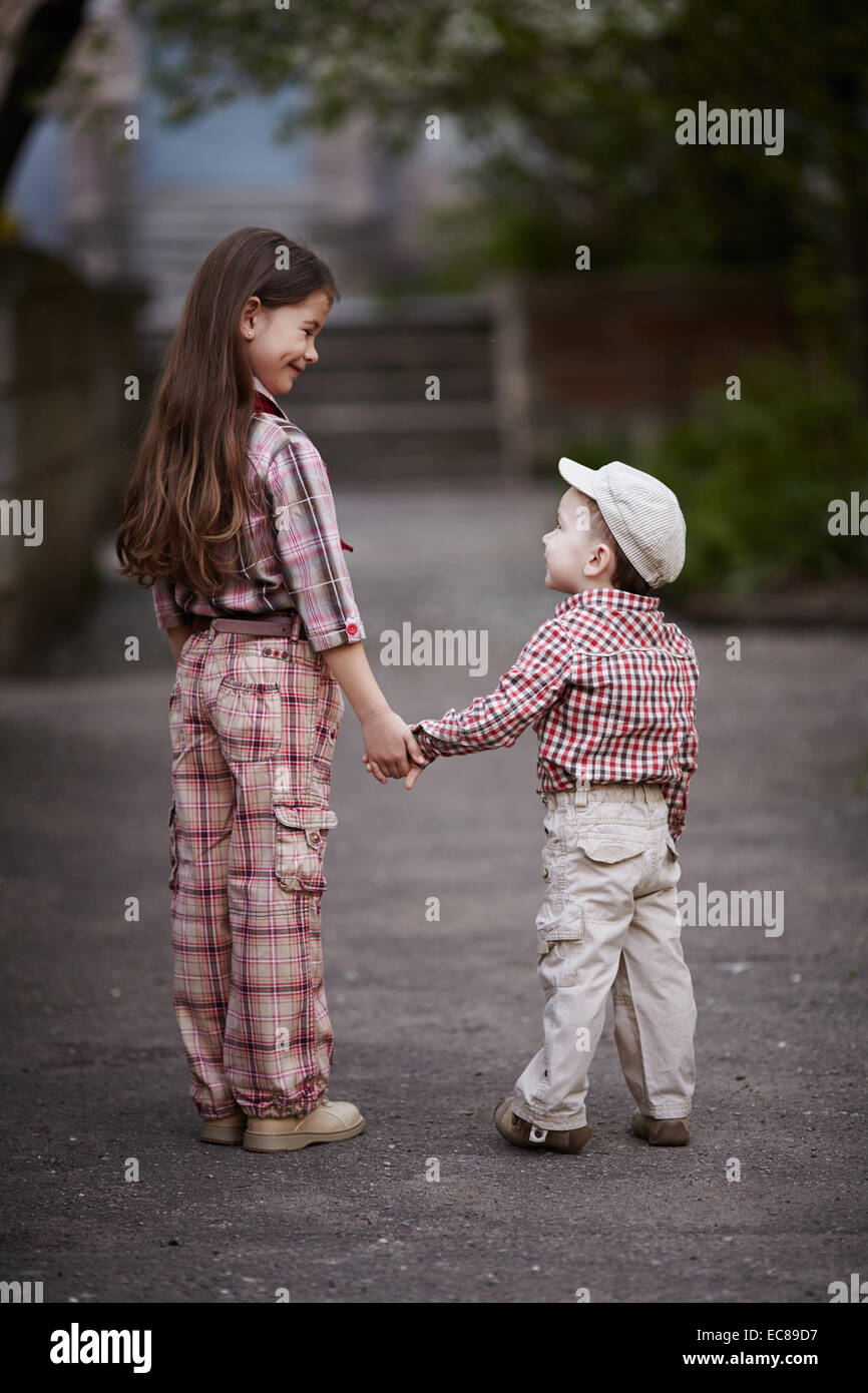 Cute boy hugging soeur et recherche Banque D'Images