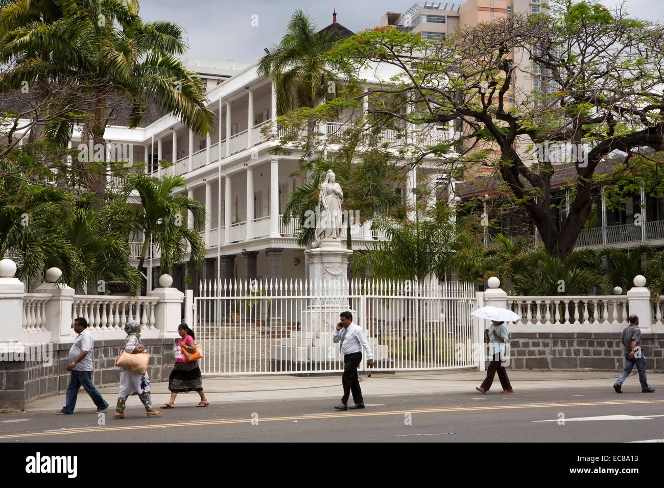 L'Ile Maurice, Port Louis, Royal Road, statue de la reine Victoria à l'extérieur du gouvernement House Banque D'Images
