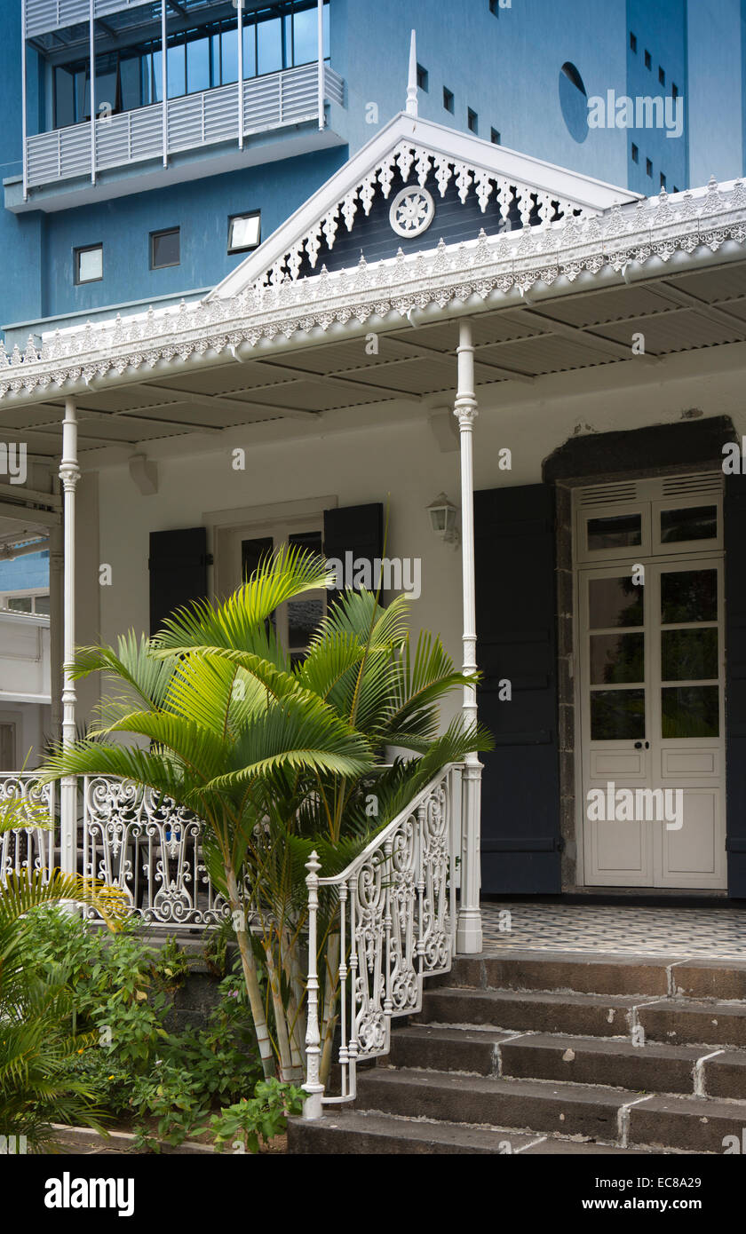 L'Ile Maurice, Port Louis, Rue St Georges, l'élégant bâtiment de l'époque coloniale avec façade décorée eaves Banque D'Images