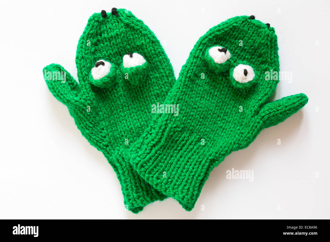 De couleur vert grenouille mitaines mitaines tricotés isolé sur fond blanc - home made, fait main Banque D'Images
