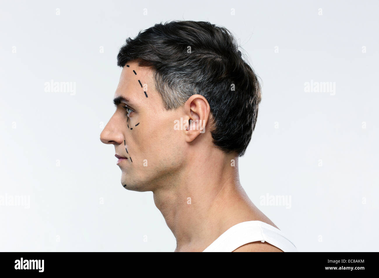 Vue latérale du portrait d'un homme marqué par des lignes pour la chirurgie en plastique Banque D'Images