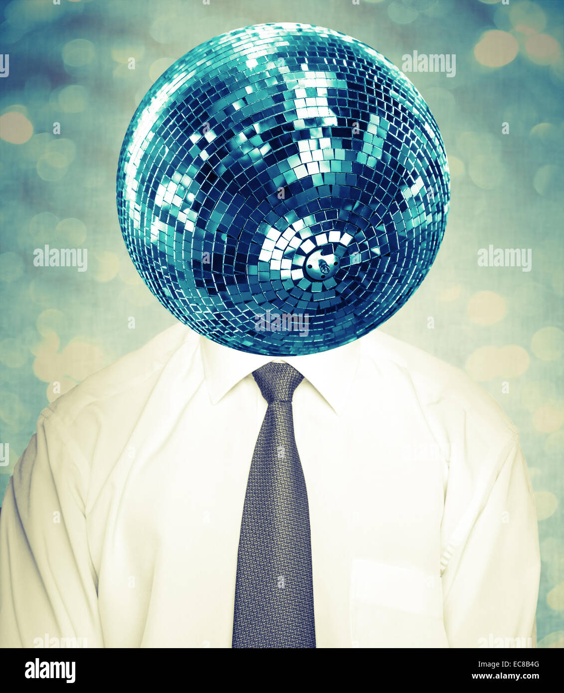 Résumé L'homme disco en chemise blanche et cravate avec boule comme un chef. Collage avec effet filtre instagram Banque D'Images