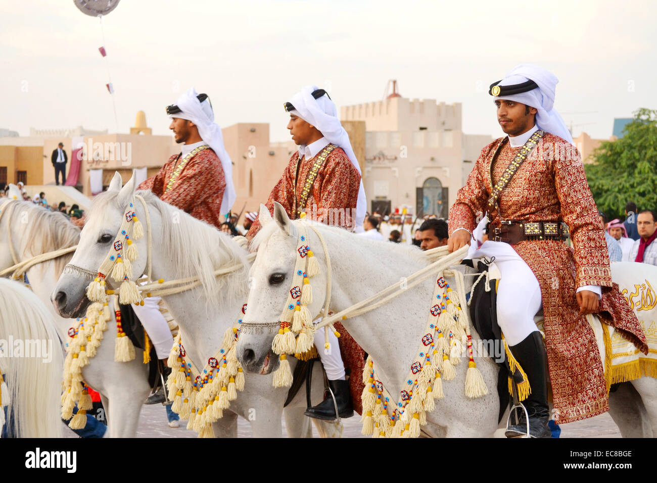 Les Chevaliers sont qatarie stand militaire sur la Qatar National 24. Banque D'Images