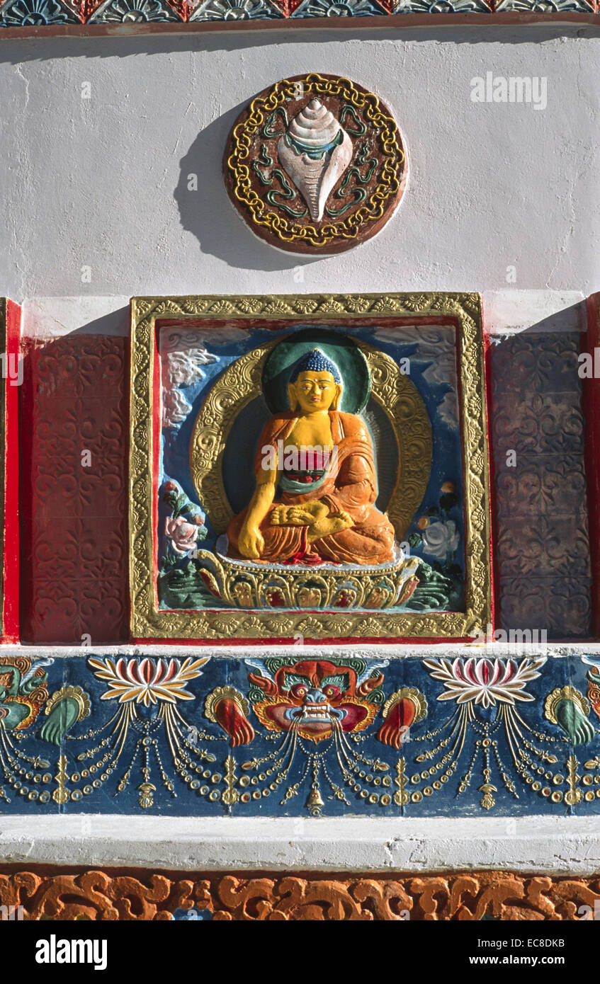 Monastère de Bouddha le Ladakh. Conque au-dessus du motif Bouddha symbolisant l'éveil du sommeil de l'ignorance. Banque D'Images