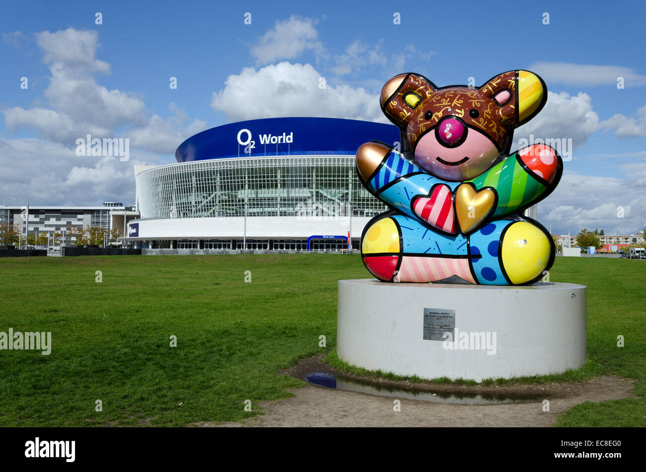 BERLIN, LE 27 SEPTEMBRE : Meilleurs amis amitié ours par Romero Britto le 27 septembre 2013 à Berlin. La sculpture est un don Banque D'Images