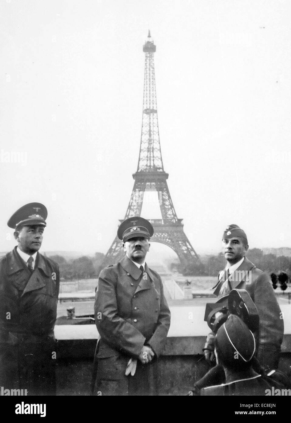 ADOLF HITLER avec Albert Speer à gauche est appuyée par la Tour Eiffel, Paris, le 23 juin 1940 Banque D'Images