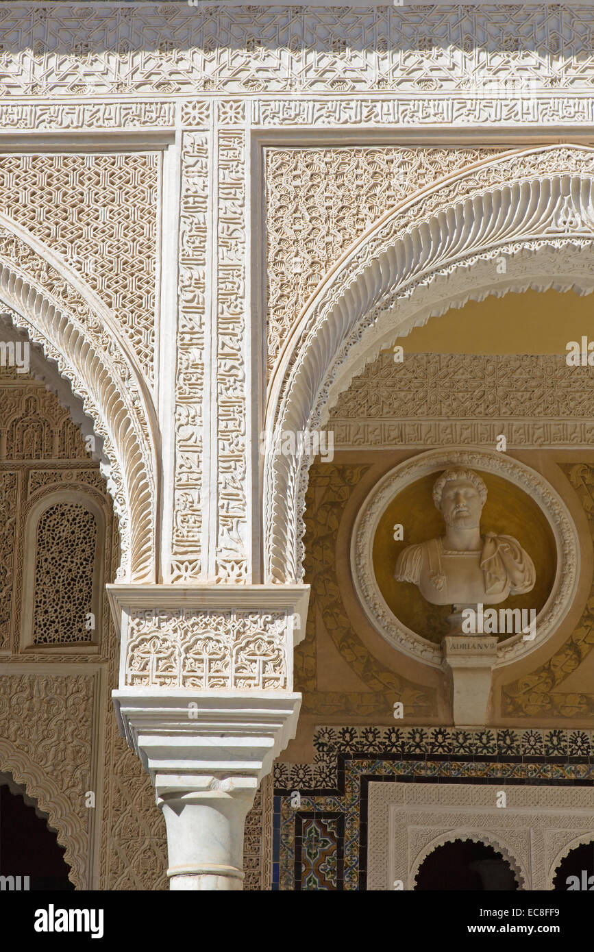 Séville, ESPAGNE - 28 octobre 2014 : Le détail de stuc mudéjar dans la cour de la Casa de Pilatos. Banque D'Images