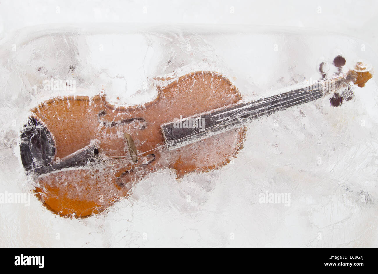 Le violon dans la glace. Banque D'Images