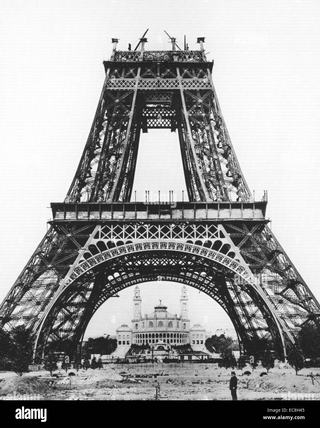 Tour Eiffel en construction en 1889 comme point d'entrée pour l'Exposition Universelle de Paris Banque D'Images