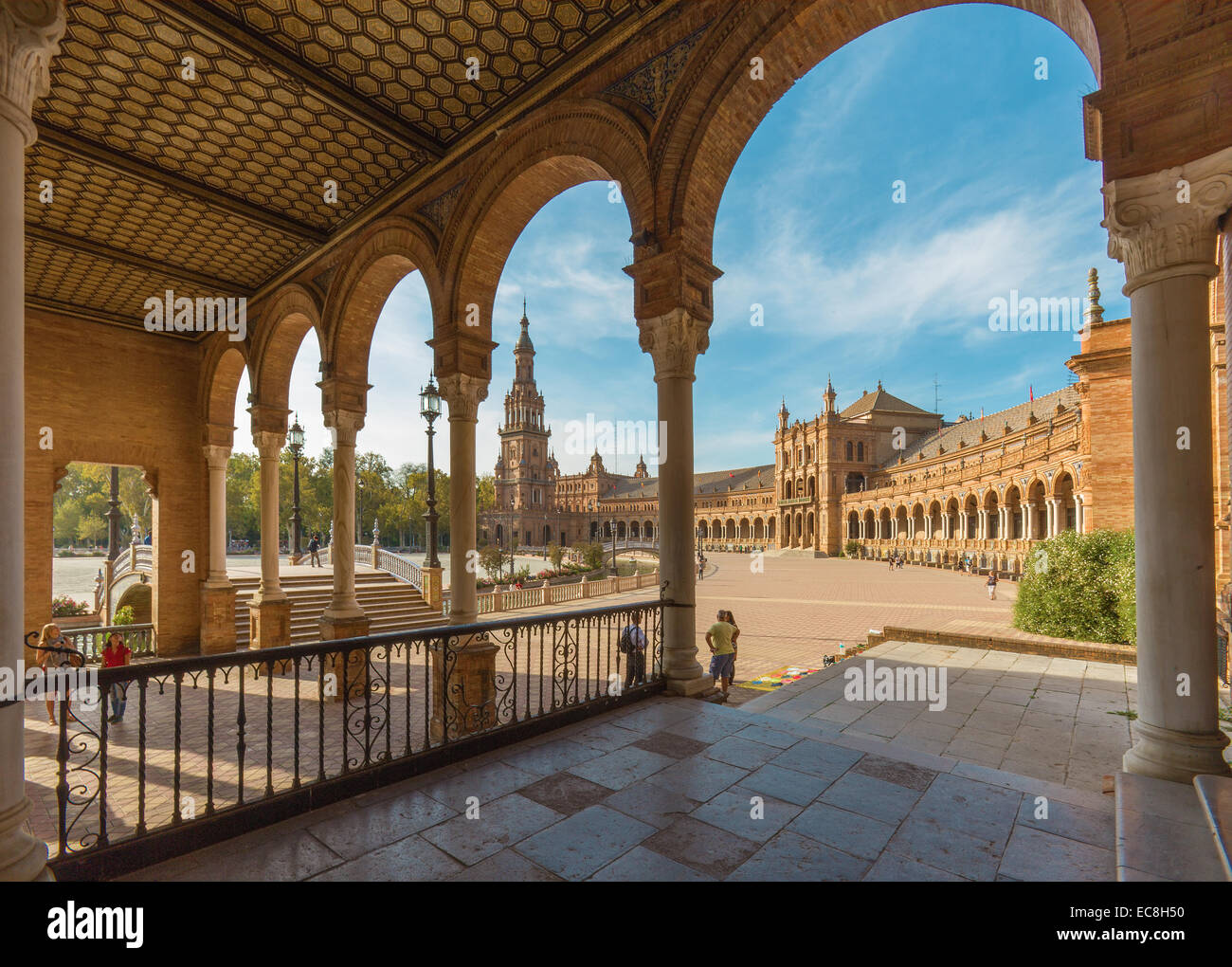 Séville - le portique de la Plaza de Espana square conçu par Anibal Gonzalez (1920) dans un style Art déco et Neo-Mudejar. Banque D'Images