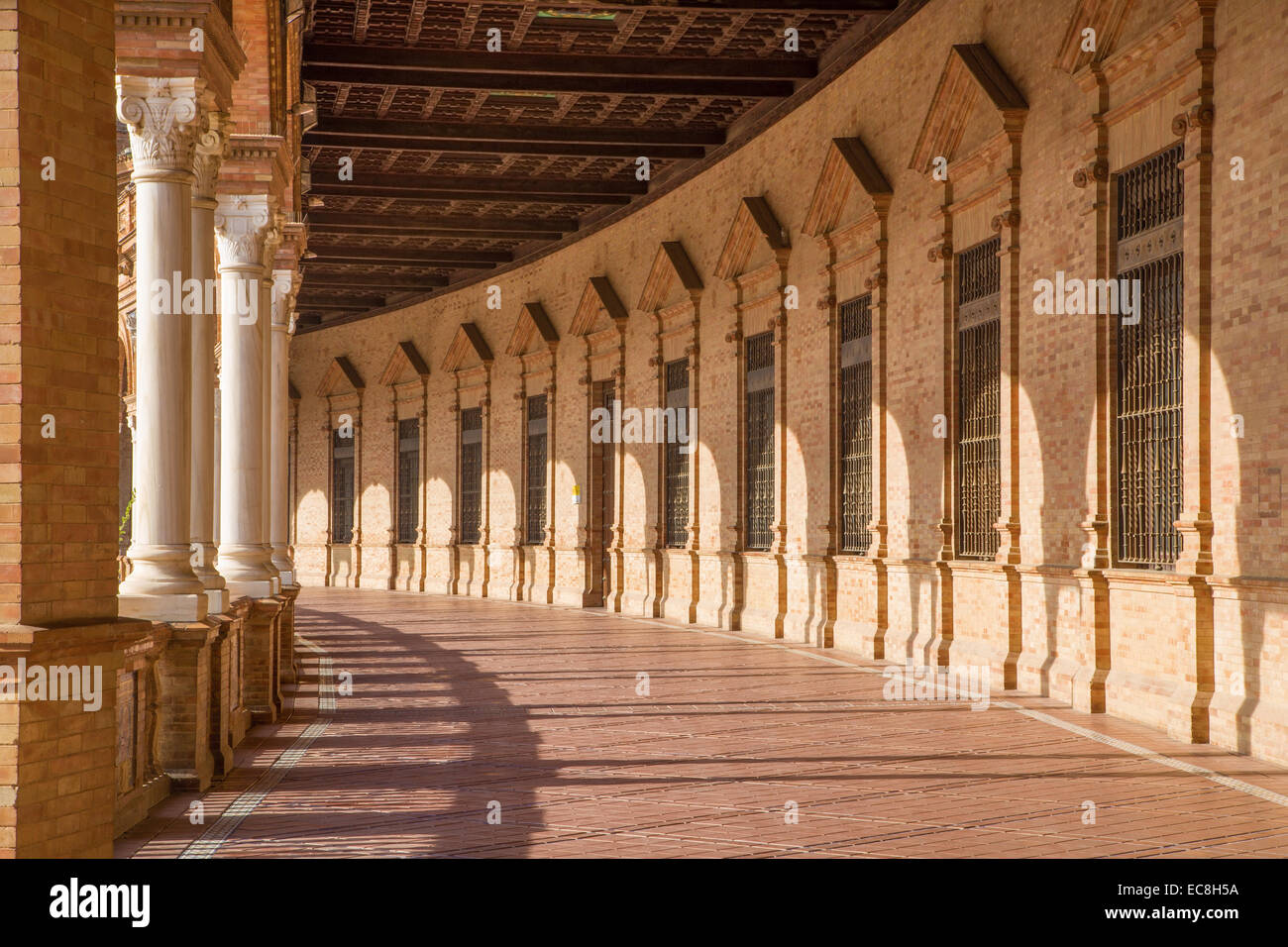 Séville - les arcades de la Plaza de Espana square conçu par Anibal Gonzalez (1920) dans un style Art déco et Neo-Mudejar. Banque D'Images