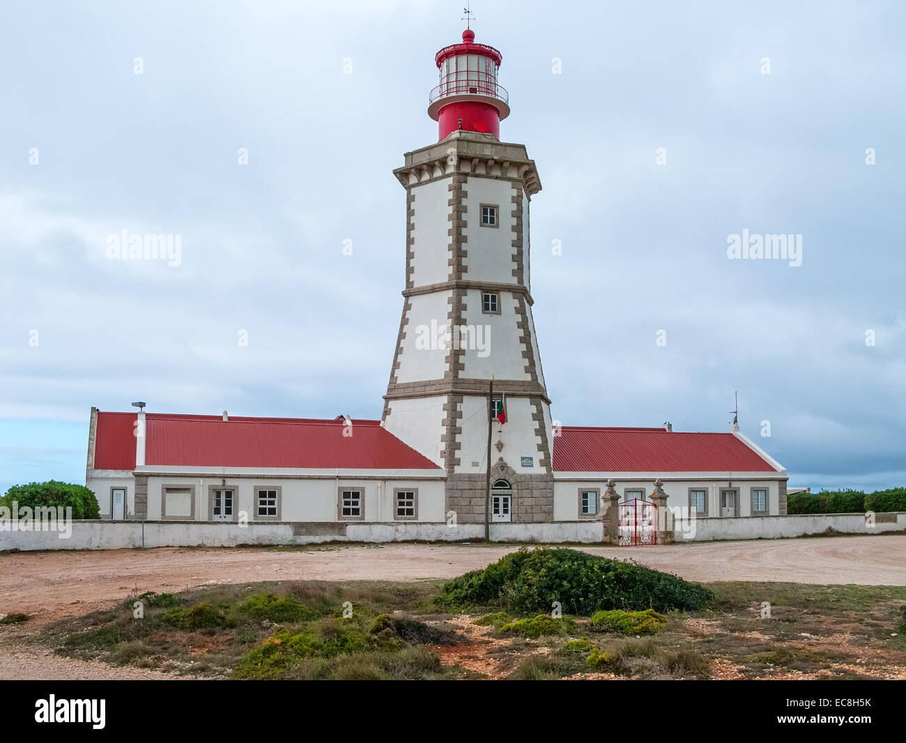 Phare du Cap Espichel dans Sesimbra. Construit en 1790, c'est l'un des plus anciens phares sur les côtes portugaises. Il dispose de 32 mètres. Banque D'Images