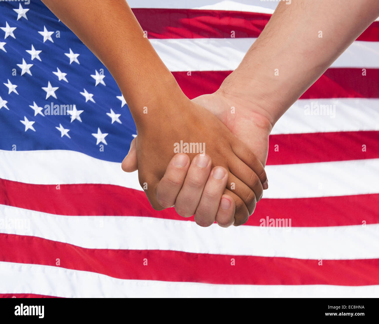 Close up of hands holding sur drapeau américain Banque D'Images