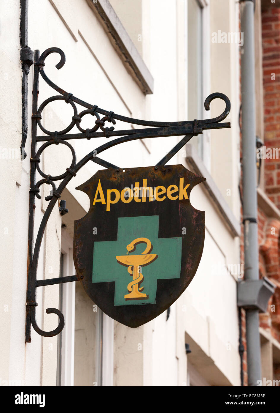 Signe de la pharmacie, de chimiste ou Apotheek, Bruges, Belgique, Europe Banque D'Images