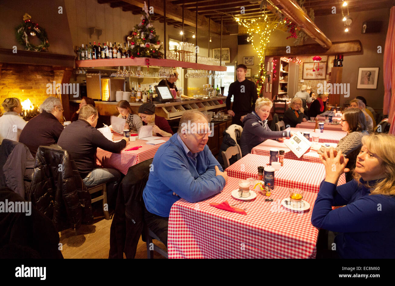Les gens boire et manger dans le Restaurant Brasserie & Mozarthuys intérieur, Bruges, Belgique, Europe Banque D'Images