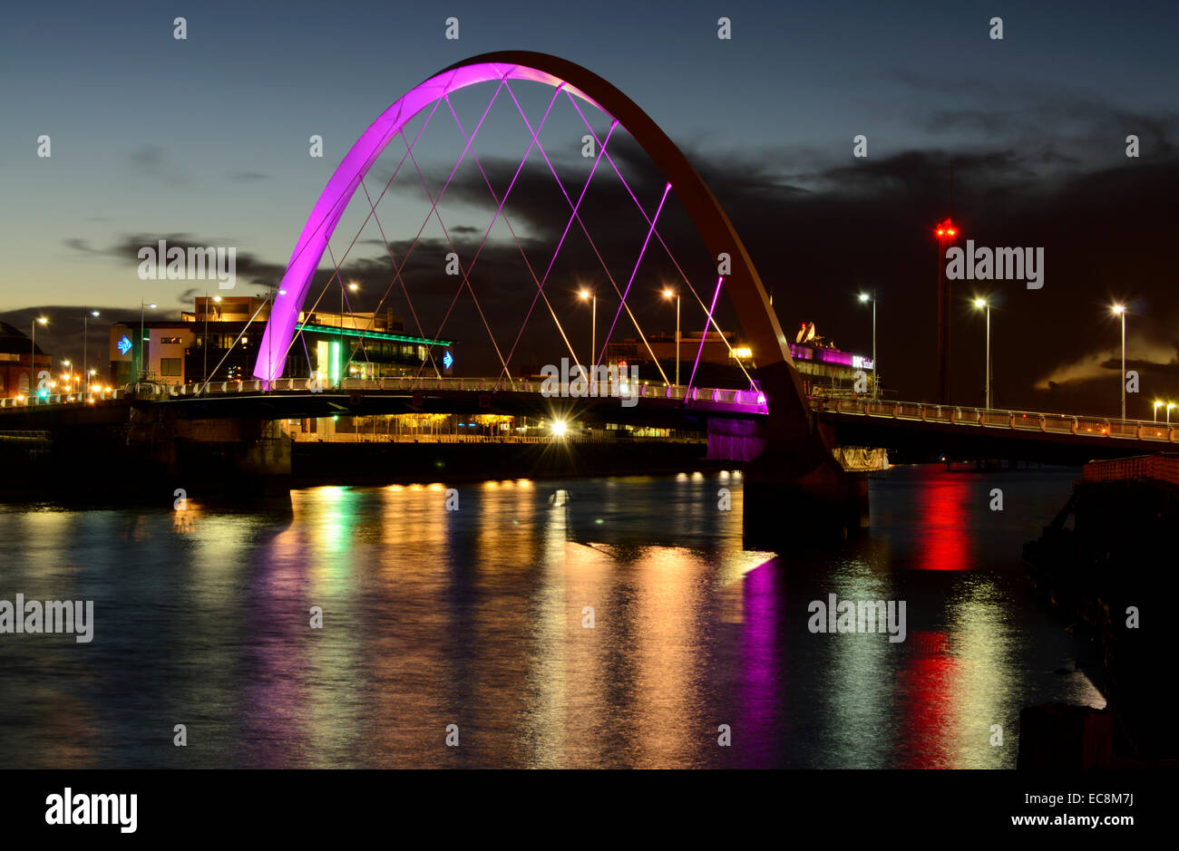 Le Clyde Arc à Glasgow, Écosse la nuit Banque D'Images