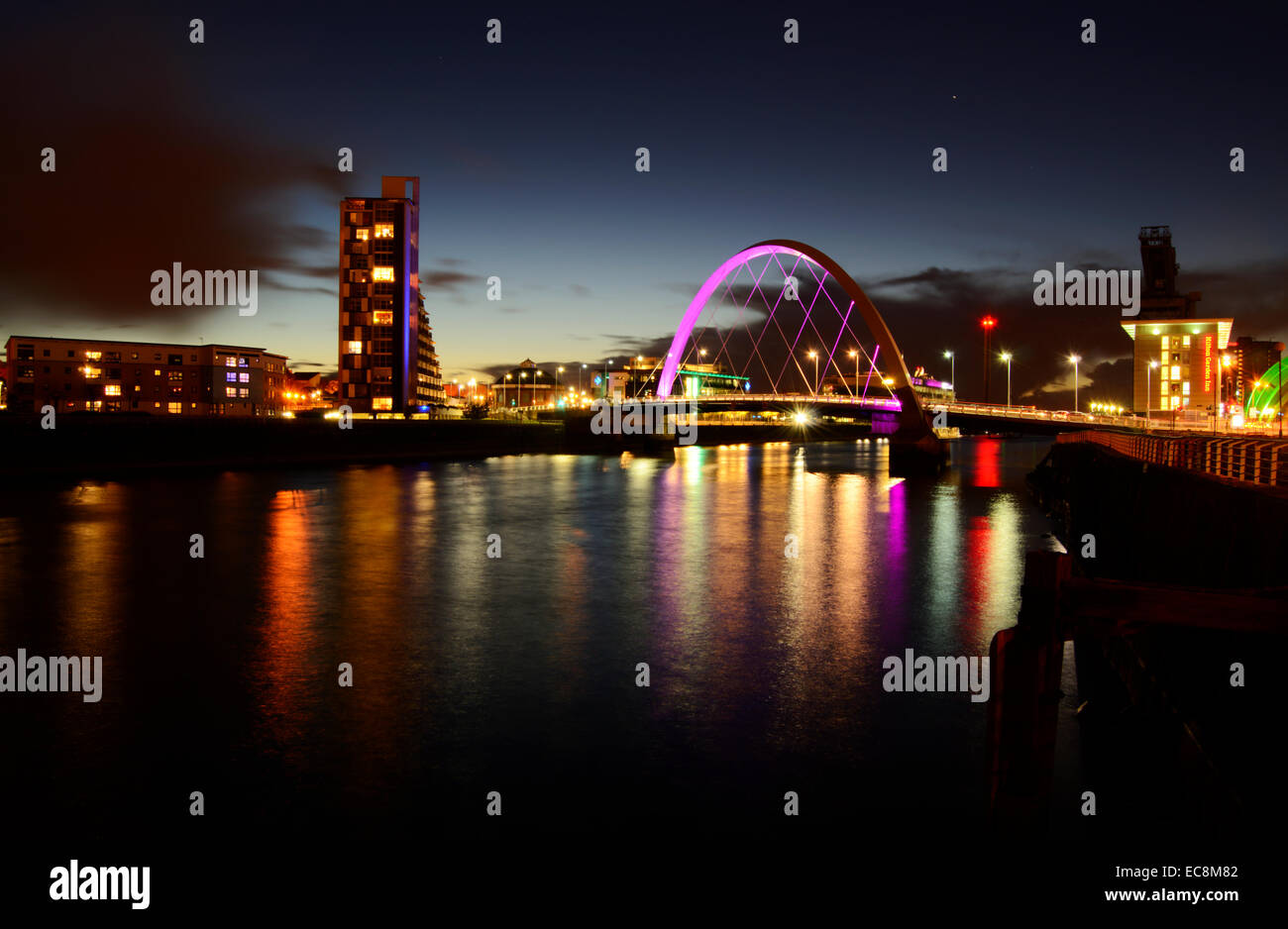 La Rivière Clyde à Glasgow, Écosse la nuit Banque D'Images