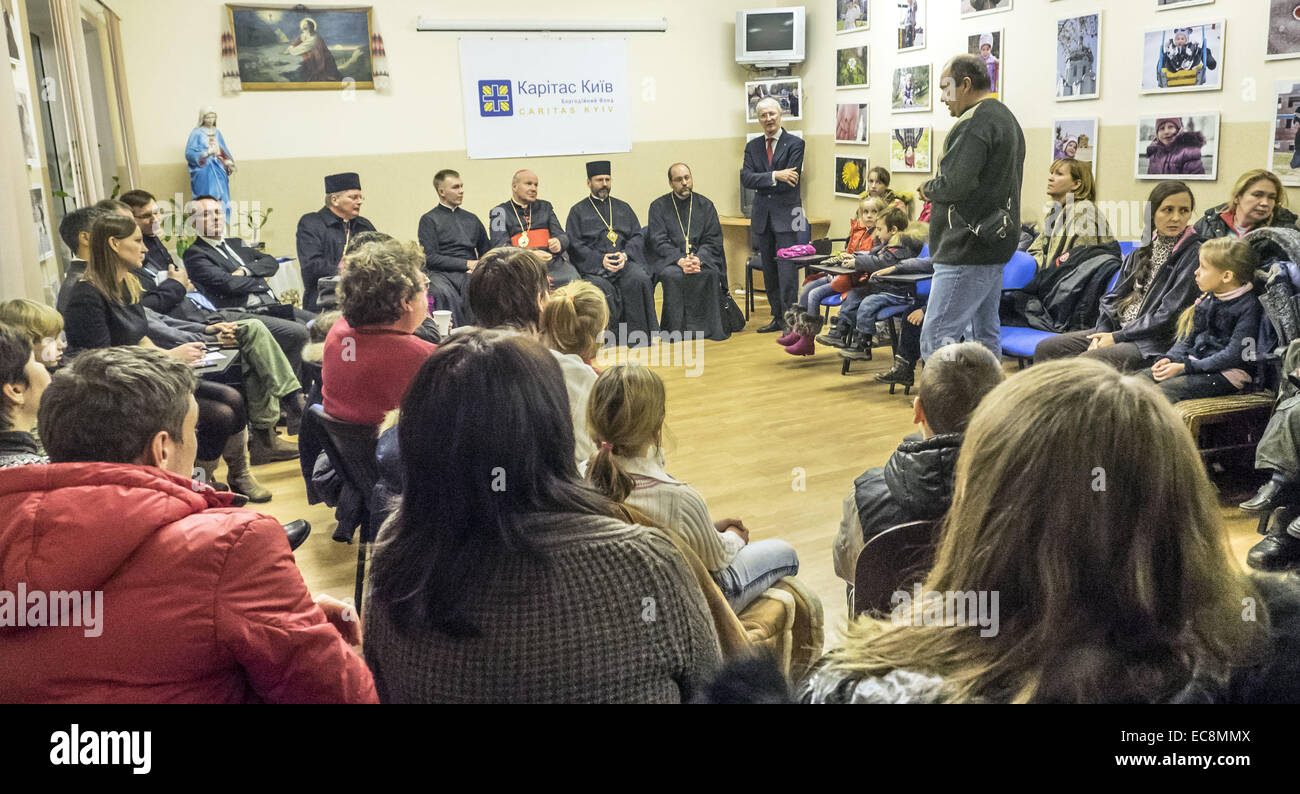 L'envoyé du Pape évêque de Vienne, le Cardinal Christoph Schönborn aujourd'hui, 10 décembre 2014, s'est rendu à Kiev centre de l'organisation caritative Caritas, où il a rencontré des personnes déplacées de la Crimée et de l'Est de l'Ukraine. Lors d'une réunion à laquelle ont participé le chef de l'Église catholique grecque ukrainienne Patriarche Sviatoslav et Nonce Apostolique en Ukraine, l'archevêque Thomas Edward Gullickson. Dec 10, 2014. © Igor Golovniov/ZUMA/Alamy Fil Live News Banque D'Images