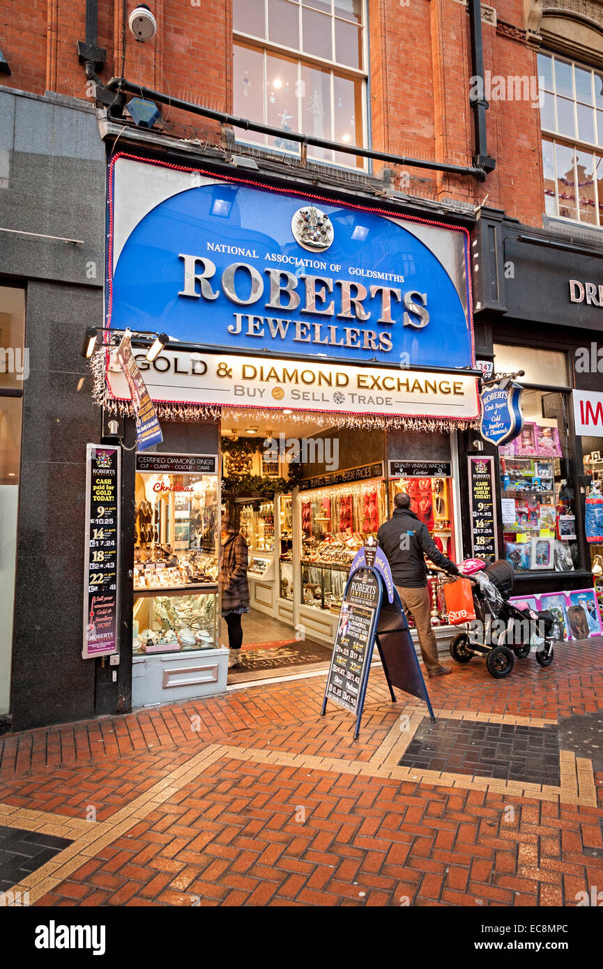 Birmingham shopping de Noël et marché allemand 8 décembre 2014 Roberts jewellers sur corporation street Banque D'Images