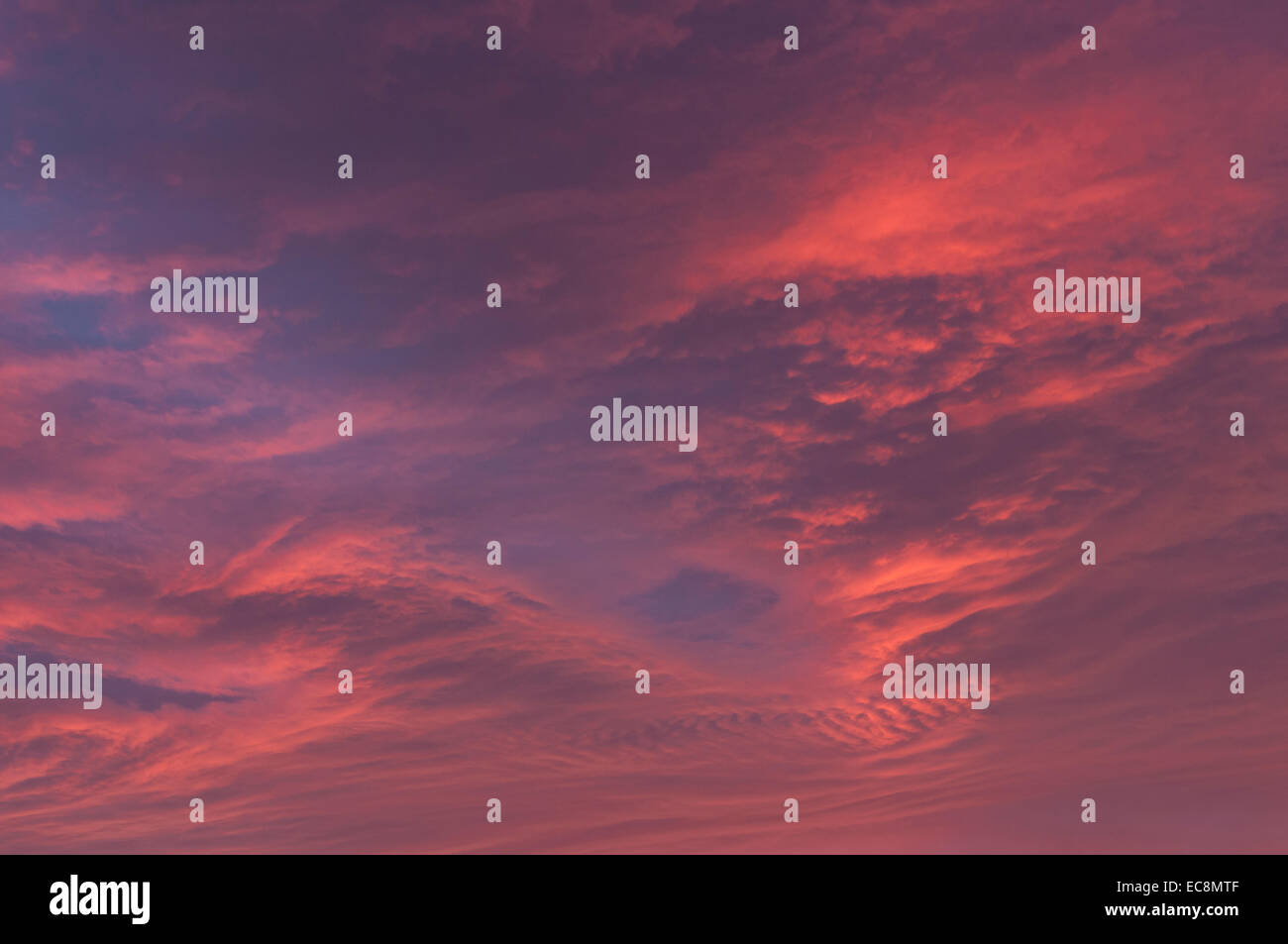 Ciel rouge nuageux Banque D'Images