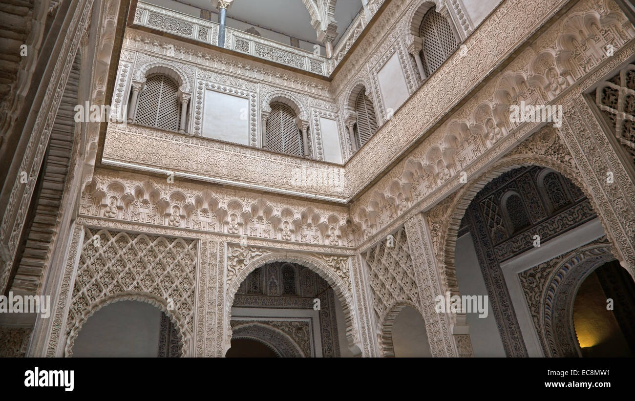 Séville, ESPAGNE - 28 octobre 2014 : l'atrium à l'Alcazar de Séville. Banque D'Images