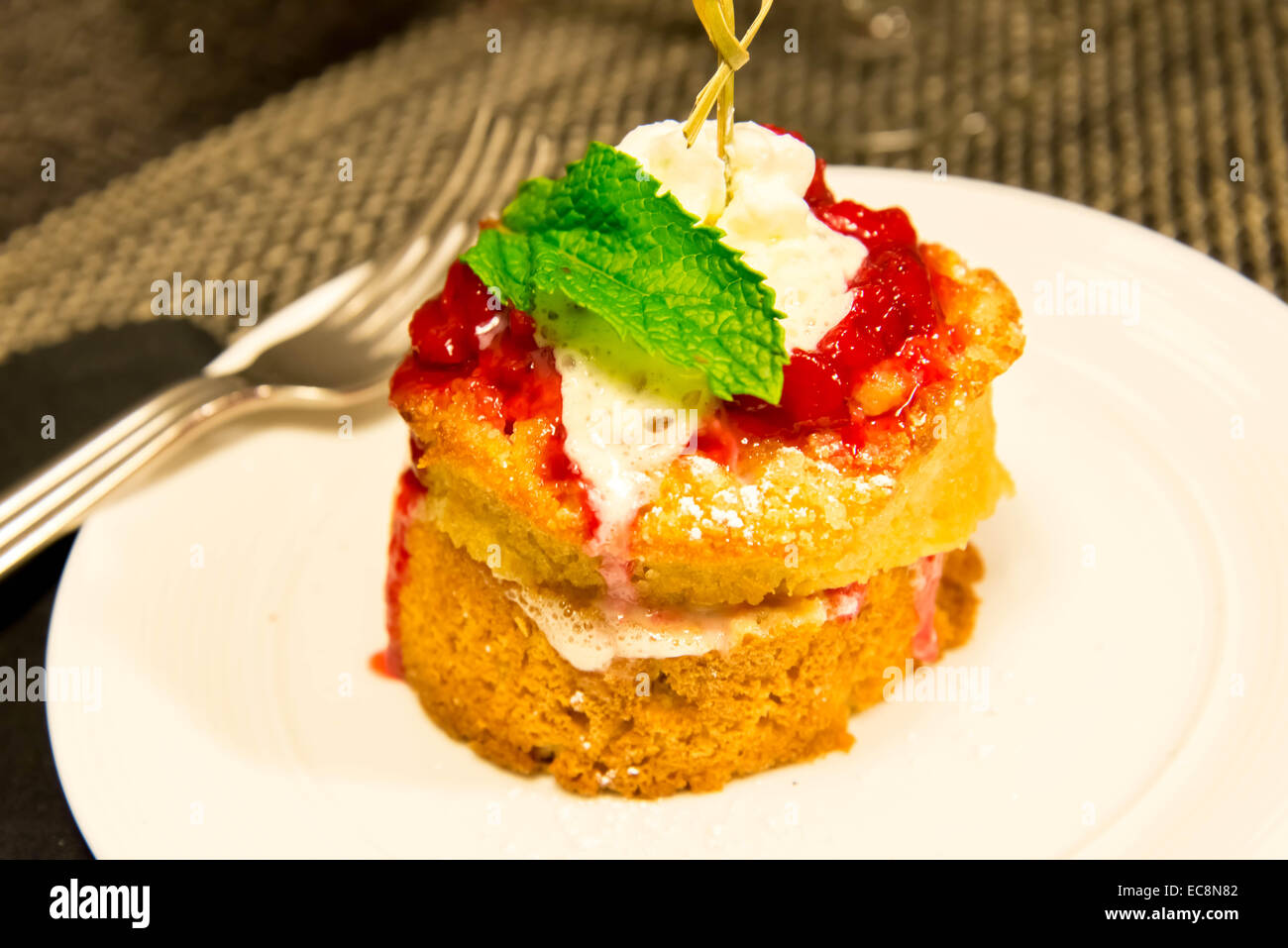 Shortcake aux fraises chaudes avec la fonte de la crème fouettée sur le dessus Banque D'Images