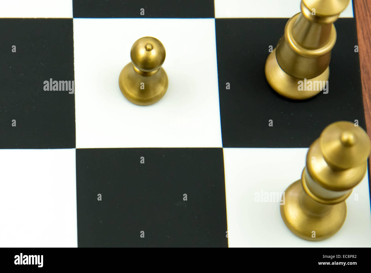 Jeu d'échecs classique - roi et des pions sur l'échiquier Banque D'Images