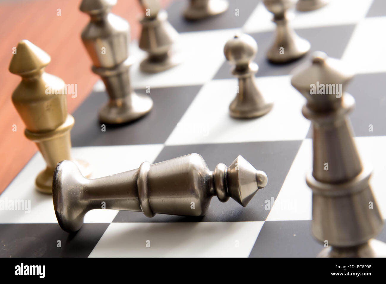 Jeu d'échecs classique - fallen king or on chessboard Banque D'Images