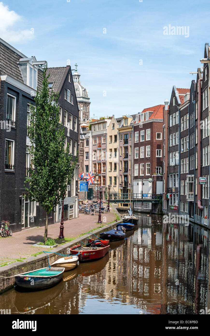 Les petits bateaux dans un channle de l'eau dans le centre-ville d'Amsterdam, Pays-Bas. Banque D'Images