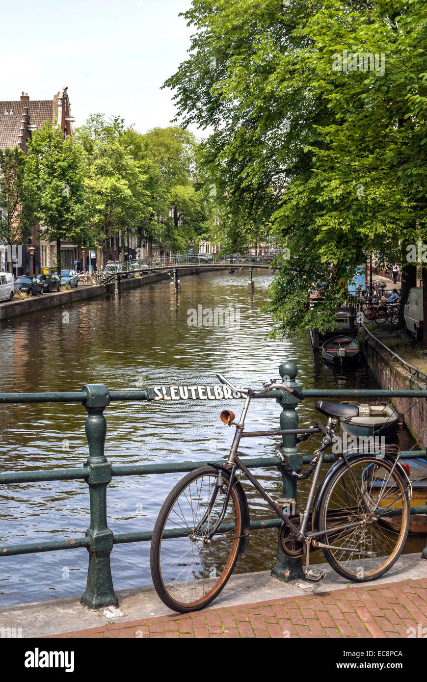 Seul vieux vélo garé sur un pont de la ville d'Amsterdam, Pays-Bas. Banque D'Images