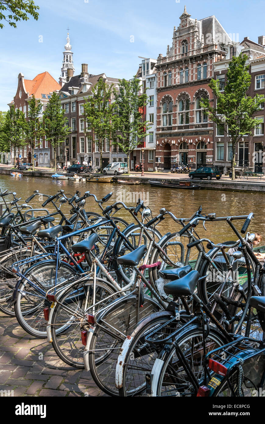 Les vélos garés sur une gracht dans le centre-ville d'Amsterdam, Pays-Bas. Banque D'Images