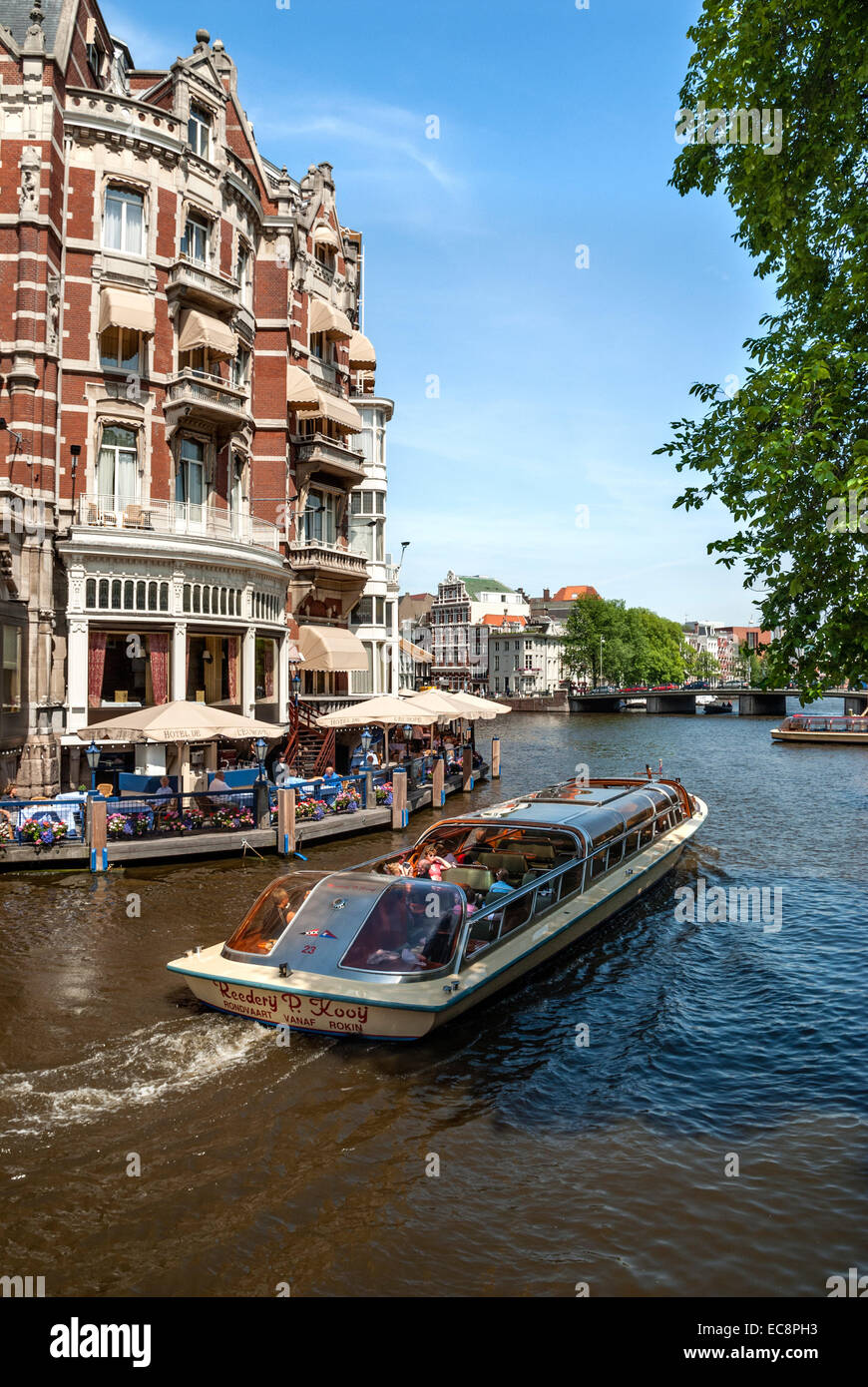 Bateaux de la conduite dans un canal d'eau dans le centre-ville d'Amsterdam, Hollande. Banque D'Images