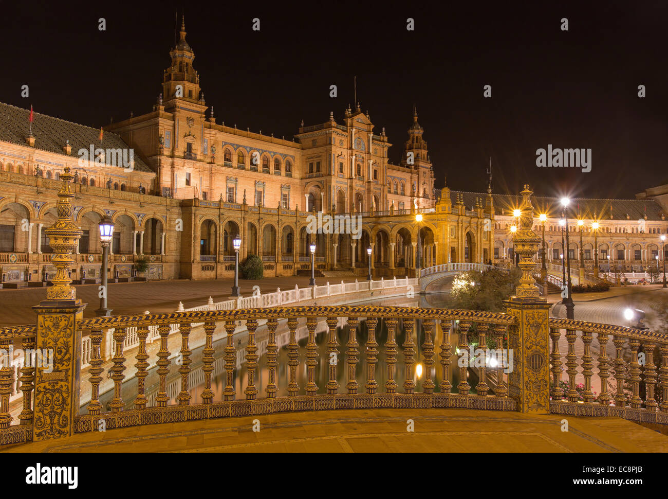 Séville - Plaza de España square conçu par Ani-bal Gonzalez (1920) dans un style Art déco et Neo-Mudejar la nuit. Banque D'Images