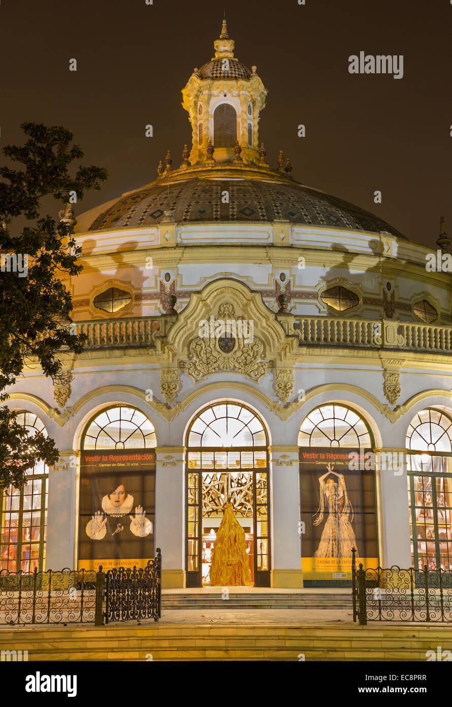 Séville, ESPAGNE - 28 octobre 2014 : Teatro Lope de Vega dans la nuit par l'architecte Vicente Traver y Tomas (1929). Banque D'Images