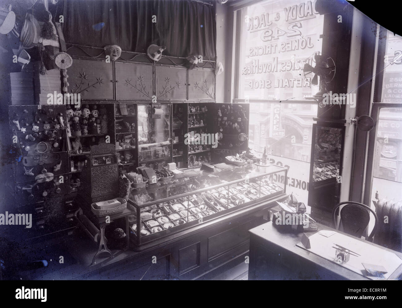 Photographie ancienne vers 1915, l'intérieur de 'célèbre' Daddy & Jack plaisanteries, astuces, Puzzles & Nouveautés magasin de détail. Sur cette photo, le magasin était situé au 249 Washington Street à Boston, Massachusetts. Banque D'Images