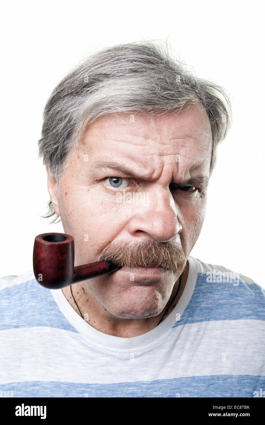 Homme mature sombre avec des fumeurs prix pipe isolé sur fond blanc Banque D'Images