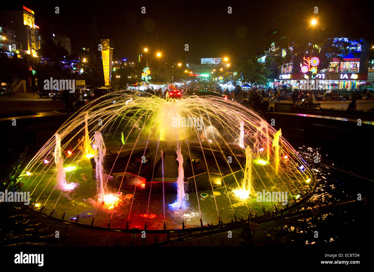 Fontaine d'eau éclairée avec des lumières colorées dans la nuit à Da Lat, Vietnam. Banque D'Images