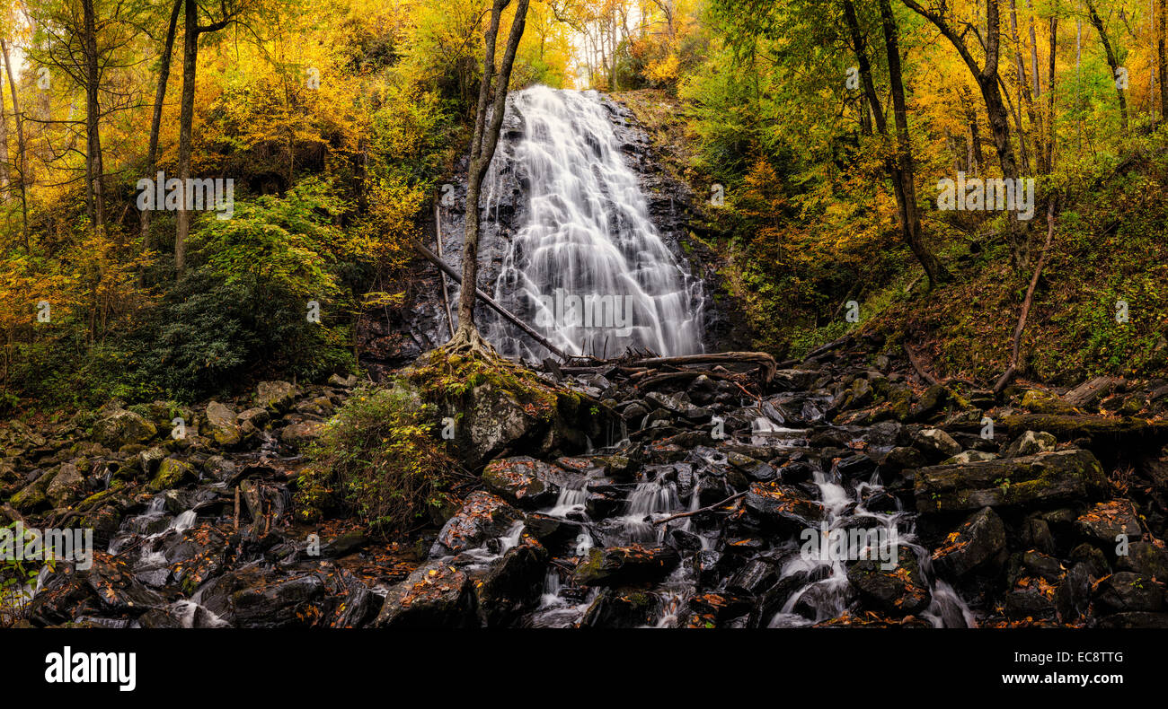 Crabtree Falls entouré de feuillage de l'automne ; le sentier débute à Milepost 339,5 de la Blue Ridge Parkway en Caroline du Nord Banque D'Images