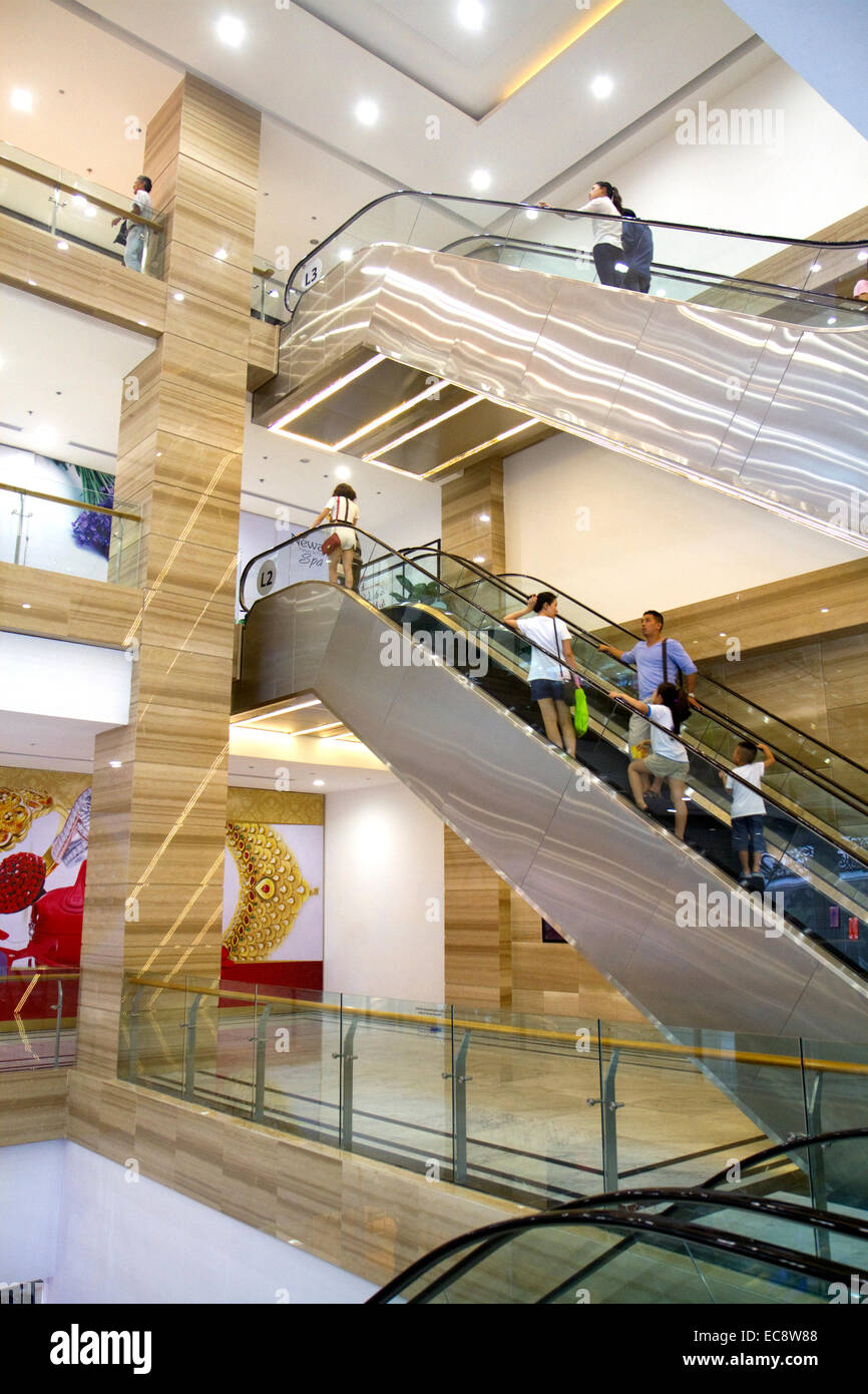 Escalier intérieur dans l'Union Square Shopping Mall à Ho Chi Minh City, Vietnam. Banque D'Images