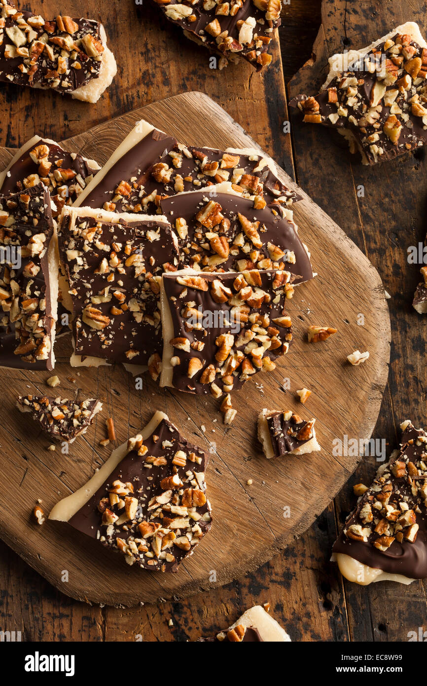 Caramel anglais au chocolat maison Garnie de noix Photo Stock - Alamy