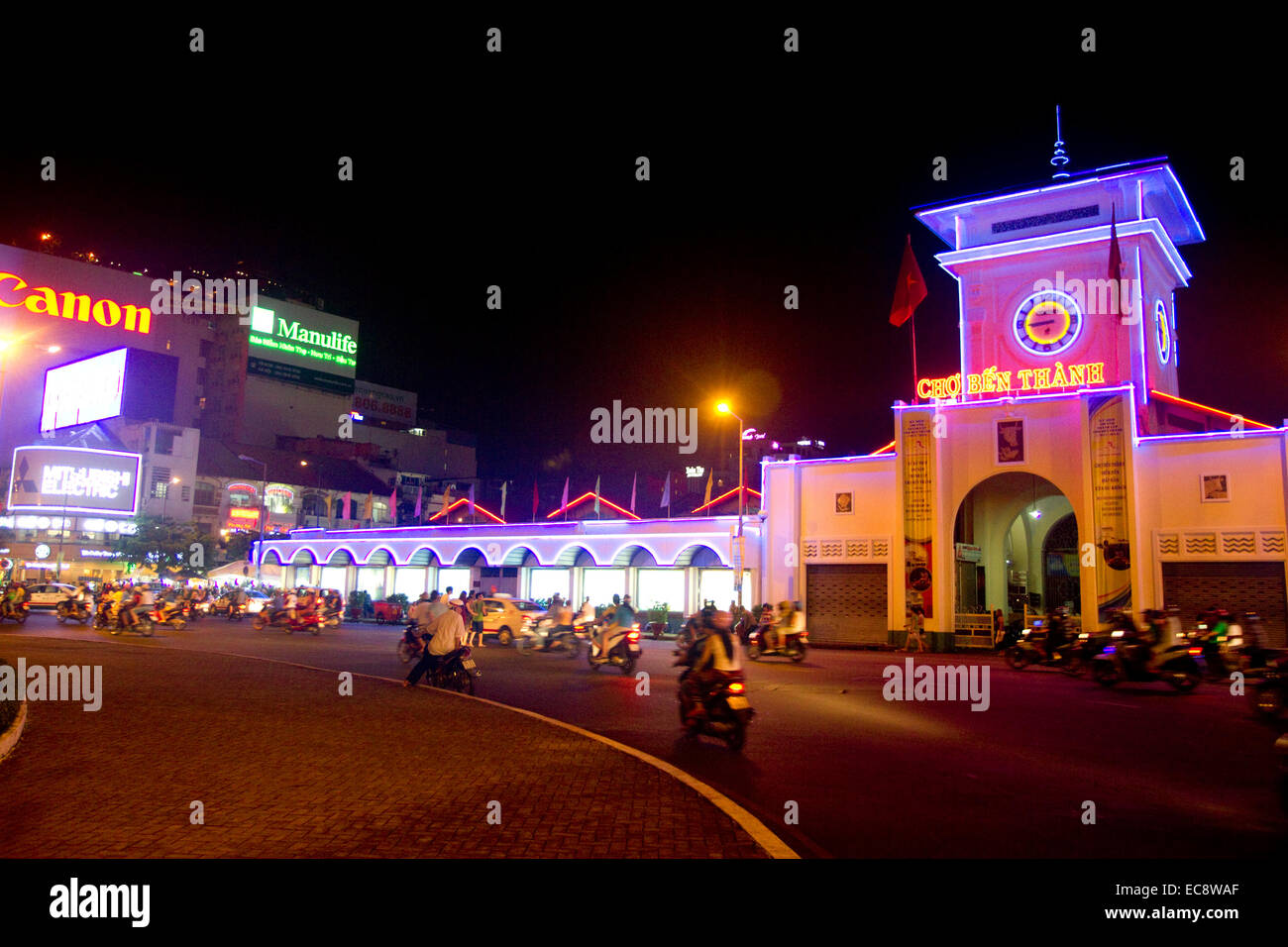 Vue de nuit sur la marché Ben Thanh à Hô Chi Minh Ville à partir de la Bitexco Financial Tower, au Vietnam. Banque D'Images