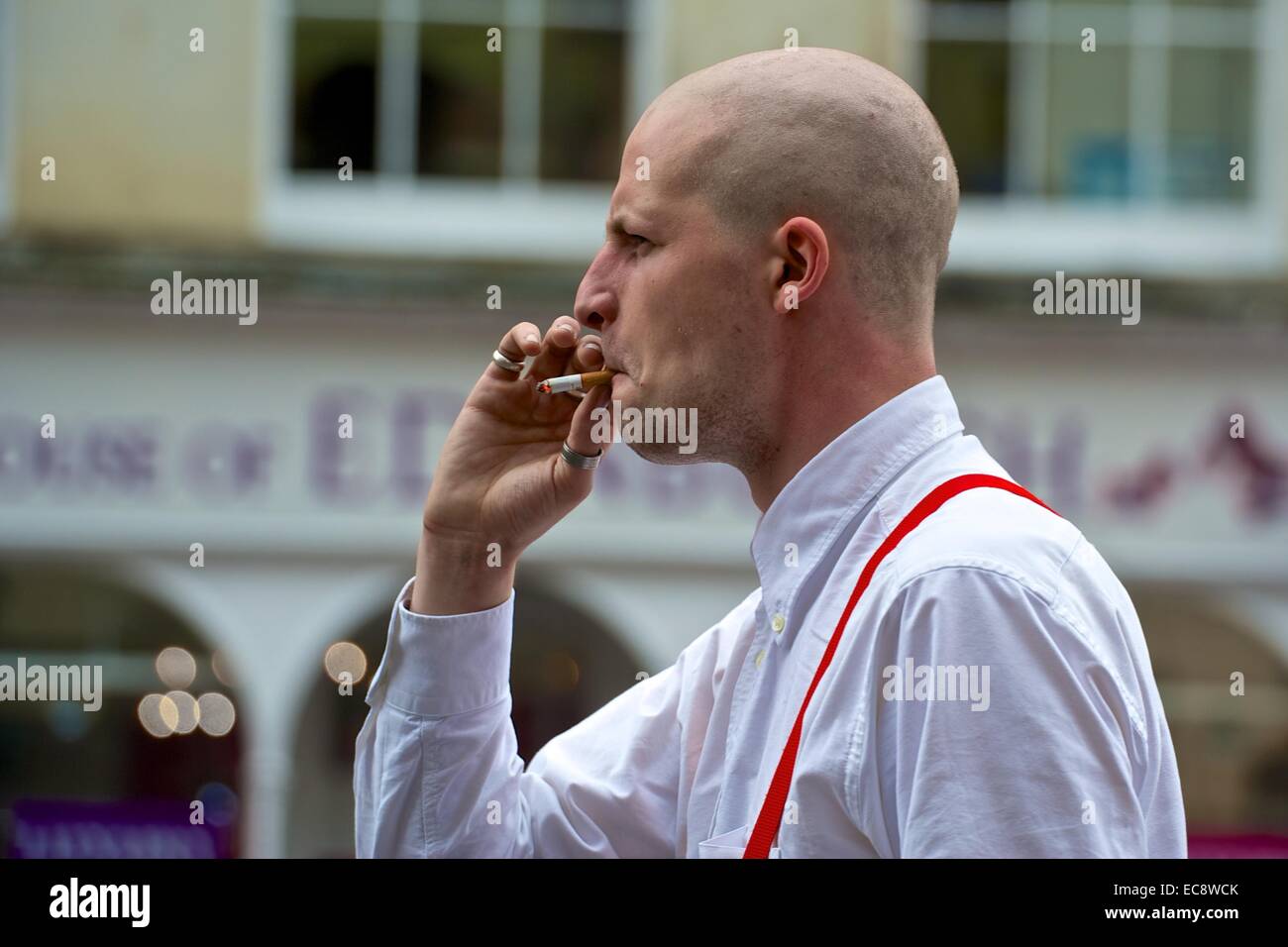 Interprète de skinhead Titus Andronicus theatre production fume une cigarette Banque D'Images
